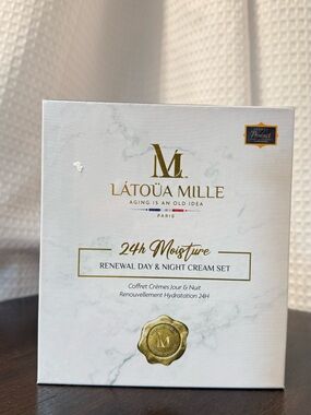 24h Moisture Renewal Day & Night Cream Set - White & Gold